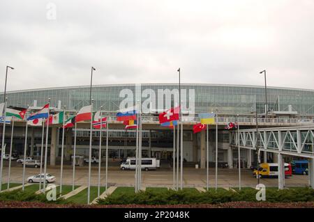 CHICAGO, il-NOVEMBRE 23 : drapeaux sur les poteaux, navettes et voiture de police au terminal de l'aéroport international de Chicago O'Hare 5.23 novembre, 2005 à Chicago, il, Banque D'Images