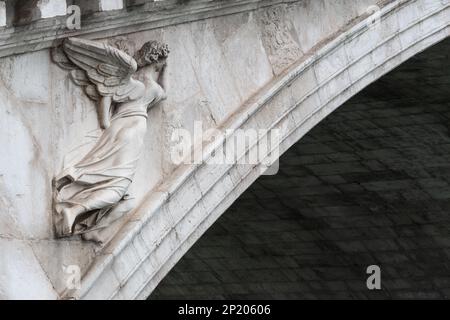 Venise, Italie - 21 février 2023: Détails du pont du Rialto à Venise. Banque D'Images