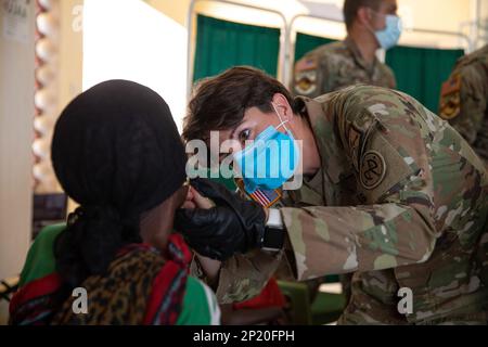 ÉTATS-UNIS Armée 2nd le lieutenant Dorothy Chiaravalle, affecté au 69th Infantry Regiment, 27th Brigade combat Team, Garde nationale de l'Armée de New York, effectue une évaluation de la bouche lors d'un programme d'action civique médicale à l'hôpital Archer's Post Sub County Hospital, Kenya, le 18 février 2023. États-Unis L’Armée de terre et les Forces de défense kenyanes se sont associées au ministère de la Santé du comté de Samburu pour organiser une clinique médicale gratuite pour les résidents locaux au cours de l’Accord 23 justifié à l’hôpital Archer’s Post Sub County Hospital à Archer’s Post, au Kenya, le 18 février 2023. Accord justifié, mené par les États-Unis La Force opérationnelle militaire d'Europe du Sud, en Afrique (SETAF-AF), est américaine Banque D'Images