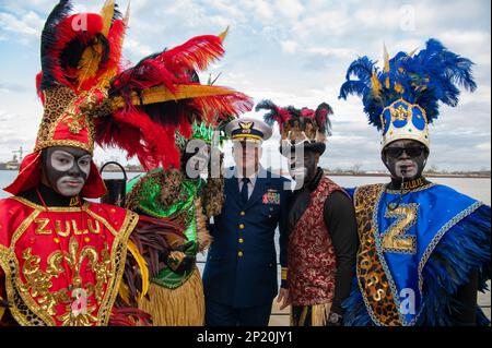 Arrière ADM. Richard Timme, huitième commandant de district de la Garde côtière, pose avec des membres du club d'aide sociale et de plaisir Zulu à bord des États-Unis Garde côtière Cutter Pamlico 20 février 2023. La Garde côtière a participé à la célébration de Lundi gras en 2023 en livrant le roi et la reine de Zulu au parc Woldenburg. Banque D'Images