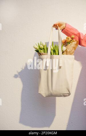 Sac fourre-tout avec fleurs Banque D'Images