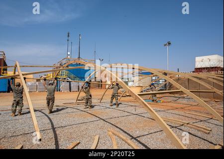 ÉTATS-UNIS Des aviateurs du 768th Epeditionary Air base Squadron, civil Engineer Flight, relient des sections d'une tente pendant la construction à l'AB 101, Niger, le 6 février 2023. La taille de la tente construite par les aviateurs ce, peut être construite et couverte en une seule journée, ce qui permet de créer une structure utilisable en peu de temps. Banque D'Images