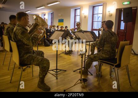 ÉTATS-UNIS Les soldats de l'armée dans la bande 1st Infantry Division (1 ID), se présentent pour les élèves lors d'un spectacle à l'école Vabaduse, une école pour les réfugiés ukrainiens, à Tallinn (Estonie), le 9 janvier 2023. Le 1 ID travaille actuellement aux côtés des alliés de l’OTAN et des partenaires de sécurité régionaux pour fournir des forces crédibles au combat au V corps, le corps de déploiement avancé des Etats-Unis en Europe. Banque D'Images