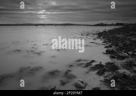 Image en noir et blanc du port de Lidisfarne, île Sainte, Northumberland, Angleterre, Royaume-Uni. Banque D'Images