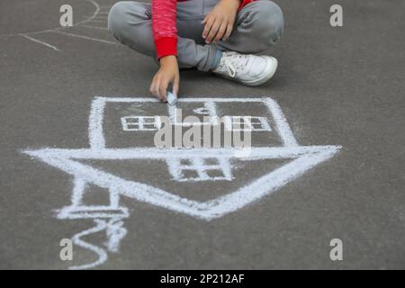 Maison de dessin d'enfant avec craie sur asphalte, gros plan Banque D'Images