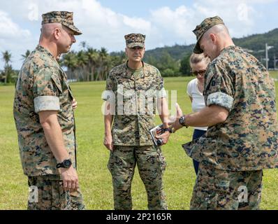 Le major général Stephen E. Liszewski, commandant général des installations des corps maritimes du Pacifique (MCIPAC), le Sgt du MCIPAC, le Maj Anthony J. Easton, le colonel Christopher L. Bopp, commandant de la base des corps maritimes (MCB), Camp Blaz, et le sergent du quartier général et du bataillon de soutien, le Maj Brian R. Drechsler, visitent Asan Beach le 23 janvier 2023. Le site de la cérémonie de réactivation et de désignation du camp de la MCB Blaz, qui aura lieu le 26 janvier 2023. La base est actuellement en construction et porte le nom du Brig tardif. Le général Vicente “Ben” Thomas Garrido Blaz, le premier CHamoru Marine à atteindre le rang de bureau général Banque D'Images