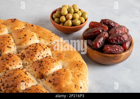 Pita de Ramadan, dattes et olives vertes. Table d'iftar islamique Banque D'Images