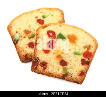 Tranches de délicieux gâteau aux fruits confits sur fond blanc, vue du dessus Banque D'Images