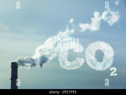 Inscription CO2 faite de fumée. Pollution de l'air provenant de cheminées industrielles à l'extérieur Banque D'Images