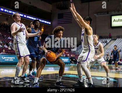 02 mars 2023 Las Vegas, Nevada, États-Unis Le gardien de San Diego, Deven Dahlke (33), cherche à passer le ballon lors du premier match de la Conférence de la côte ouest de basket-ball des hommes NCAA entre San Diego Toreros et les pilotes de Portland. Portland a battu San Diego 92-74 à l'Orleans Arena Las Vegas, Nevada. Thurman James/CSM Banque D'Images