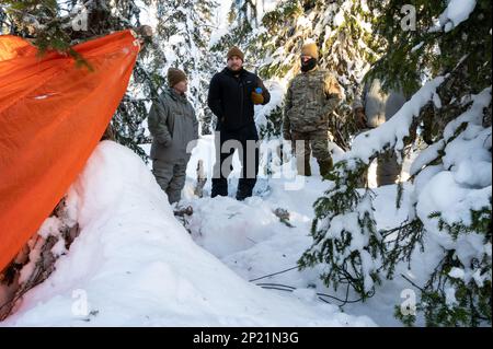 ÉTATS-UNIS Le Sgt Travis Siegwart, un spécialiste de la SERE de l'escadre de combat 52nd, présente les dirigeants principaux inscrits au commandement qui ont visité le cours de survie d'hiver de l'équipage de conduite de l'OTAN au cours d'un engagement CSEL régional nordique, le 21 janvier 2023, à Rauland, Royaume de Norvège. Le but de ce cours est de donner aux étudiants internationaux de l'OTAN une connaissance de base des techniques de survie pendant une situation de survie à long terme située dans les territoires occupés par l'ennemi, dans le climat froid et sur divers terrains, afin d'inclure des zones au-dessus de la limite de l'arbre. Le cours fournit une réponse aux demandes croissantes de compétences de survie et b Banque D'Images