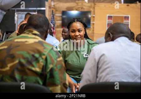 ÉTATS-UNIS Le sergent d'état-major de la Force aérienne, Ariel Browner, du 409th e Escadron de la sécurité expéditionnaire, et les membres des Forces armées du Niger (FAN) s'engagent dans une conversation lors du tout premier groupe de discussion en anglais (GDE) de la base, à l'AB 201, au Niger, le 21 janvier 2023. Les GDE aident non seulement les élèves à pratiquer l'anglais conversationnel, mais elles renforcent également les partenariats et l'interopérabilité entre les forces. Il offre également aux membres de chaque nationalité une occasion unique de mieux se comprendre et d'apprendre la culture de chacun. Banque D'Images