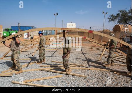 ÉTATS-UNIS Des aviateurs du 768th Epeditionary Air base Squadron, civil Engineer Flight, relient des sections d'une tente pendant la construction à l'AB 101, Niger, le 6 février 2023. La taille de la tente construite par les aviateurs ce, peut être construite et couverte en une seule journée, ce qui permet de créer une structure utilisable en peu de temps. Banque D'Images