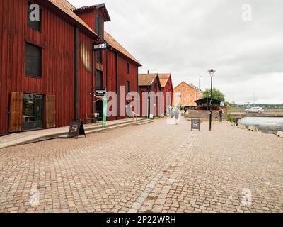 Nykoping, Suède - 28 août 2019: Maisons en bois rouge au bord de la rivière Nyköpingsån dans la petite ville du Sud de la Suède. Nyköping, Europe du Nord Banque D'Images