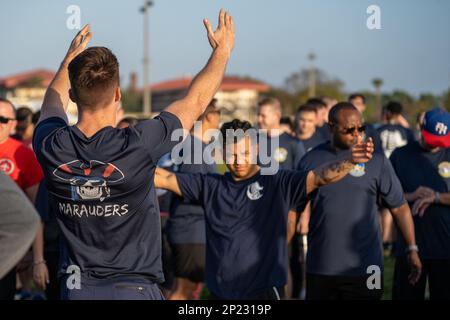 ÉTATS-UNIS Des aviateurs affectés à la partie de l'escadre de ravitaillement en carburant de 6th avant une course de formation pendant la journée de Wingman à la base aérienne de MacDill, en Floride, le 10 février 2023. L'événement a réuni des unités de l'ensemble de l'installation pour participer à divers événements, y compris un parcours de formation, golf, basket-ball, volley-ball, softball, tug o’ war, football, cornhole, kickball et dodgeball. Banque D'Images