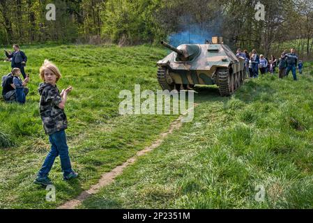 Jeune garçon guidant Jagdpanzer 38 Hetzer, destroyer allemand de char léger, après reconstitution de la bataille de WW2, Jelenia Gora, Basse Silésie, Pologne Banque D'Images