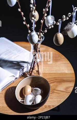 branches de saule avec œufs de pâques sur la table Banque D'Images