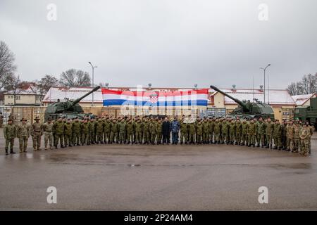 ÉTATS-UNIS Soldats de l'OTAN présence avancée renforcée Groupement tactique Pologne affecté au 3rd Bataillon, 8th Cavalry Regiment, 3rd Armored Brigade combat Team, 1st Cavalry Division (3-1 ABCT), sous le contrôle opérationnel de la 1st Infantry Division (1 ID) aux côtés des soldats de l'armée croate affectés au 10th Croate contingent, Thunder, Et le contingent croate de 11th, Panzer Battery, pose pour une photo de groupe pendant la remise, prend la relève de la cérémonie à Bemowo Piskie, Pologne, le 24 janvier 2023. L'armée croate est fière de travailler aux côtés de l'ID de 1, des alliés de l'OTAN et des partenaires régionaux de sécurité pour fournir des combats Banque D'Images