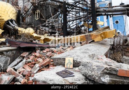 Une icône peut être vue sur les ruines de l'église. Les conséquences tragiques de la violence et de l'agression, comme une église se tient en ruines des horreurs de la guerre à Bogorodicinne Donetsk reg., une victime de l'action militaire russe contre l'Ukraine. Bohorodichne est l'un des nombreux villages de l'oblast de Donetsk qui ont été détruits par les Russes. Les hostilités actives se sont poursuivies ici au printemps, et le village a été occupé de l'été à 11 septembre 2022. Pendant ce temps, il a été complètement détruit - il n'y a pas un seul bâtiment intact. Maintenant c'est un village fantôme. La seule chose laissée pour compte par la Russie Banque D'Images