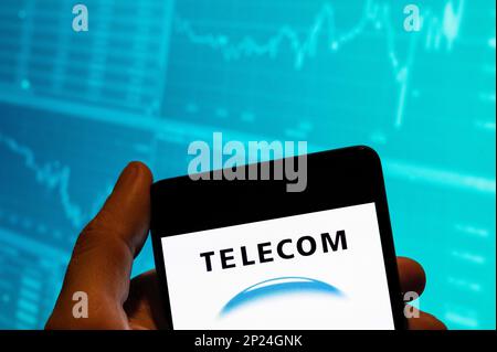 Chine. 19th févr. 2023. Dans cette illustration, le logo est affiché sur un smartphone avec un graphique d'indice de la bourse économique en arrière-plan. Crédit : SOPA Images Limited/Alamy Live News Banque D'Images