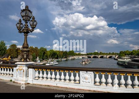 Pont Pont Alexandre III sur la Seine avec les Tour Ships à Paris, France Banque D'Images