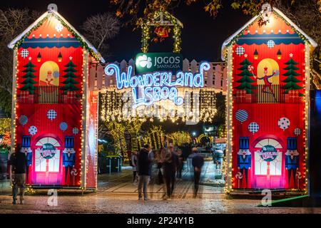 Longue exposition de personnes entrant dans le marché de Noël appelé Wonderland Lisboa Banque D'Images