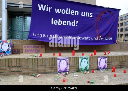 04 mars 2023, Basse-Saxe, Göttingen : une bannière contre la violence patriarcale et le féminicide est suspendue devant le tribunal de district. Devant elle sont des photos des assassinés. Un homme de 51 ans a été condamné à 13 ans de prison pour le meurtre de sa femme. Le défendeur a été accusé d'avoir tiré sa femme endormi avec un pistolet. Photo: Stefan Rampfel/dpa Banque D'Images