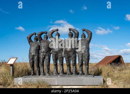 Katwijk aan Zee, pays-Bas, 26.02.2023, œuvre d'art des hommes mangeant du hareng de façon traditionnelle hollandaise Banque D'Images