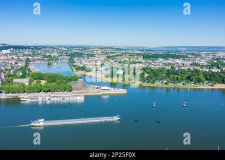 Koblenz: Vue de la forteresse d'Ehrenbreitstein à Deutsches Eck (« coin allemand ») est le nom d'un promontoire, où le fleuve de la Moselle rejoint le Rhin en R Banque D'Images