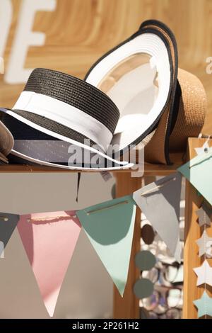 Chapeaux de paille d'été dans un magasin de fête Décoration fenêtre. Belle vintage hats vente arrête sur un marché Banque D'Images