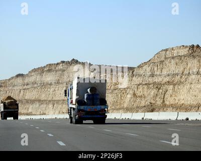 Giza, Egypte, 26 janvier 2023: Un gros camion chargé de grands blocs de pierre, de calcaire, de roches prises de carrières dans les montagnes en train d'être transféré sur un Banque D'Images