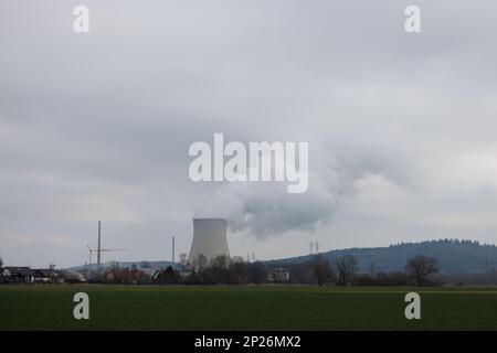 Landshut, Allemagne. 04th mars 2023. La vapeur s'élève de la tour de refroidissement de la centrale nucléaire Isar 2. Des militants de l'initiative 'Runterfahren' ont bloqué les voies d'accès à la centrale nucléaire près de Landshut. Ce faisant, ils veulent protester contre les prolongations possibles de la durée de vie des centrales nucléaires allemandes. Crédit : Lukas Barth/dpa/Alamy Live News Banque D'Images