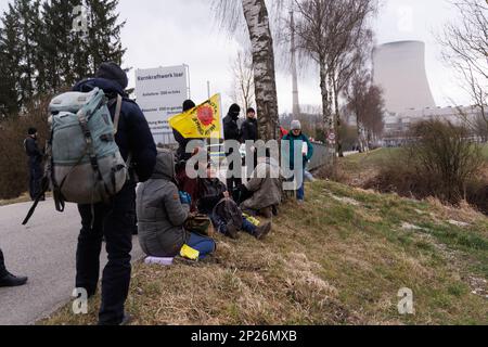 Landshut, Allemagne. 04th mars 2023. Les militants de l'initiative 'Runterfahren' sont empêchés par la police de bloquer les routes d'accès à la centrale nucléaire Isar 2 près de Landshut. Les militants veulent protester contre une éventuelle prolongation de la durée de vie des centrales nucléaires allemandes. Crédit : Lukas Barth/dpa/Alamy Live News Banque D'Images