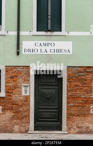 Venise, Italie - 21 février 2023: Tourné dans les rues de Venise; Campo drio la chiesa. Banque D'Images