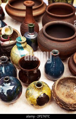 Beaucoup de faïence fait main - pots de céramique et des vases à magasin de poterie. Arrière-plan clayware colorés Banque D'Images