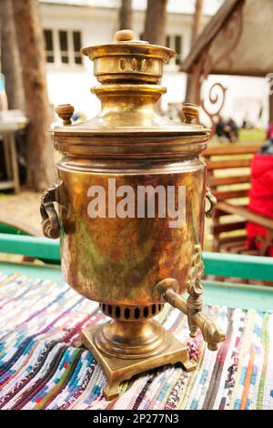 Traditionnel russe samovar en cuivre pour faire du thé. D'ébullition de l'eau historique appareil close-up Banque D'Images