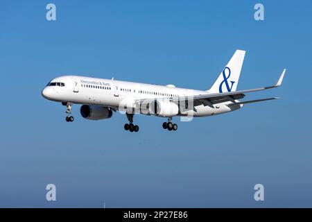 Abercrombie et Kent (Icelandair) Boeing 757-23N (Reg.: TF-FIC) débarquant dans un après-midi ensoleillé d'hiver. Banque D'Images