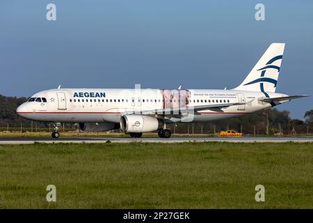 Aegean Airlines Airbus A320-232 (Reg.: SX-DVV) avec l'autocollant faisant la promotion du musée de l'Acropole du côté du port uniquement. Banque D'Images