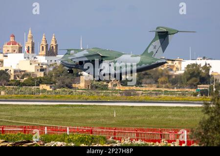 Embraer KC-390 de la Force aérienne brésilienne (EMB-390) (Règl.: FAB2853) atterrissage pour un arrêt technique. Banque D'Images