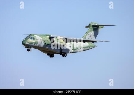 Embraer KC-390 de la Force aérienne brésilienne (EMB-390) (Règl.: FAB2853) atterrissage pour un arrêt technique. Banque D'Images