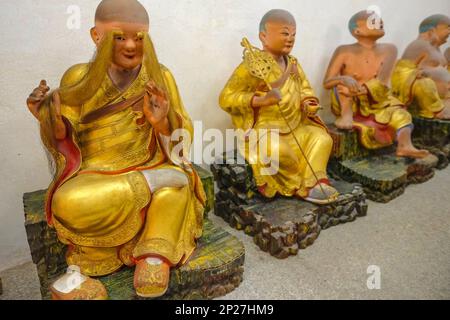 Tainan, Taïwan - 4 février 2023 : statues de moines dans le temple du Dieu de la ville de Taïwan à Tainan, Taïwan. Banque D'Images