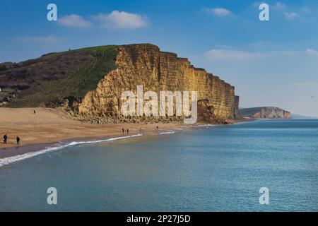 West Bay plage regardant la chute récente de la falaise comme les falaises sont revendiquées par la mer à Bridport, Dorset. Banque D'Images