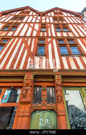 Maisons à colombages au-dessus des commerces de la rue Colbert, Tours, Indre-et-Loire (37), France. Banque D'Images