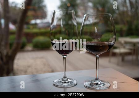 Dégustation de vins rouges de reserva rioja, visite de cave à Haro, capitale de la région viticole de Rioja, Espagne Banque D'Images