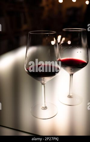 Dégustation de vins rouges de reserva rioja, visite de cave de vinification, région viticole de Rioja, Espagne Banque D'Images