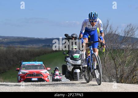 Alessandro de Marchi italien de Team Jayco Alula photographié en action lors de la course d'élite masculine de la course cycliste d'une journée 'Strade Bianche' (184km) de et à Sienne, Italie, samedi 04 mars 2023. BELGA PHOTO DIRK WAEM Banque D'Images