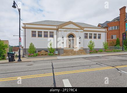 Pittsburgh Mount Washington : la bibliothèque Carnegie, Mount Washington Branch, est un monument en briques peintes en blanc sur l'avenue Grandview. Banque D'Images