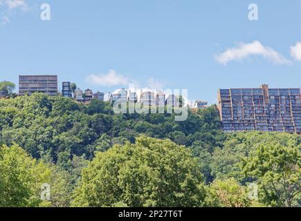 Pittsburgh Mount Washington: La plupart des maisons sur l'avenue Grandview sont des habitations de faible hauteur, et relativement peu sont construites sur la pente raide. Banque D'Images