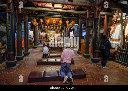 Tainan, Taïwan - 4 février 2023 : des femmes priant dans le temple de Dieu de la ville de Taïwan à Tainan, Taïwan. Banque D'Images