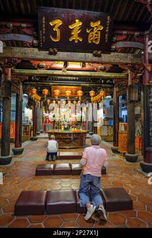 Tainan, Taïwan - 4 février 2023 : des femmes priant dans le temple de Dieu de la ville de Taïwan à Tainan, Taïwan. Banque D'Images